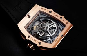 From the see-through backs, you can see the excellent movements, calibers HUB 4700, which can provide 50 hours power reserve.