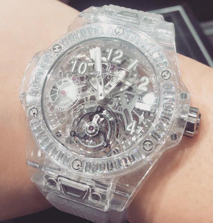 The transparent sapphire Hublot is light and eye-catching.